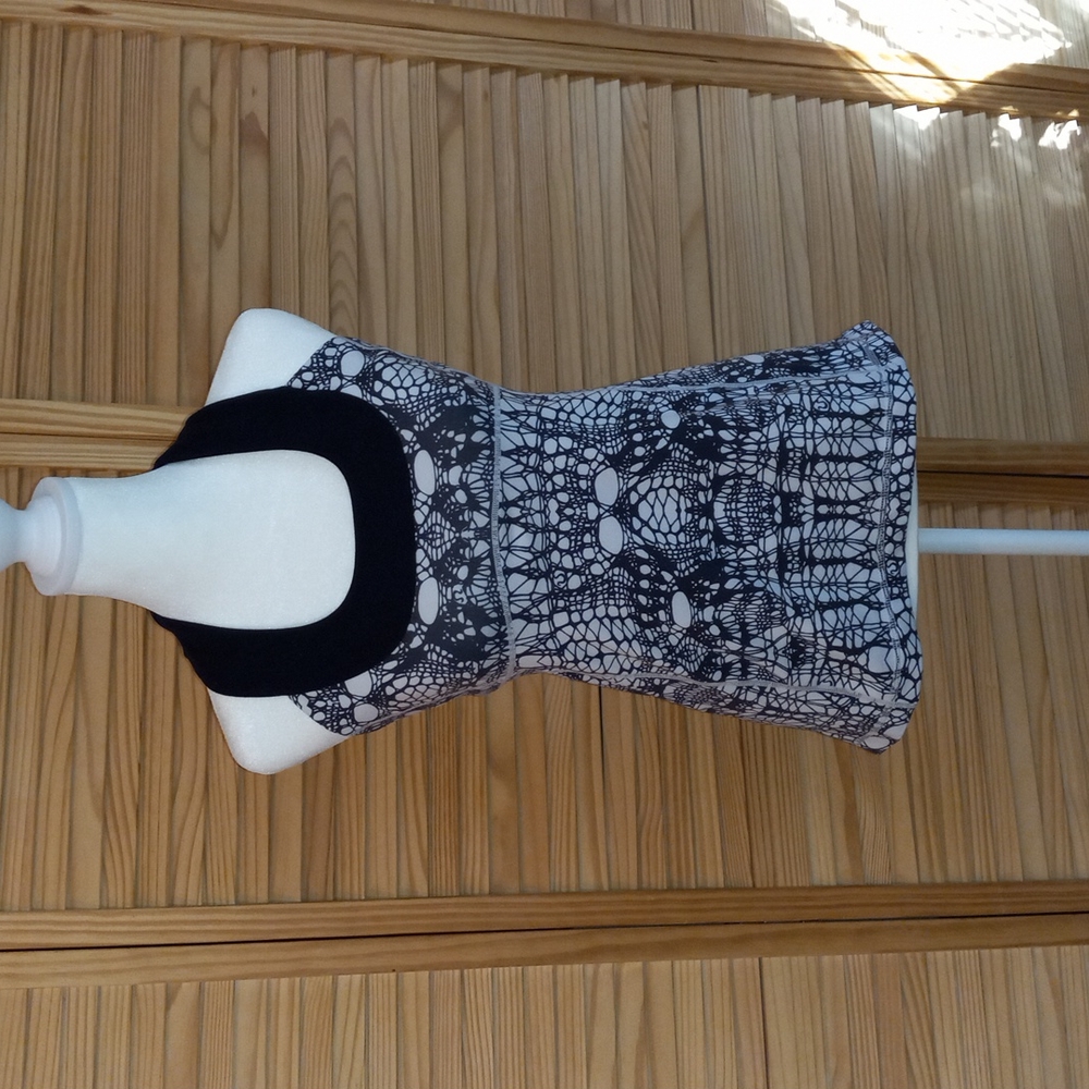 Lululemon athletic tank top size small black and white design built in bra, EUC